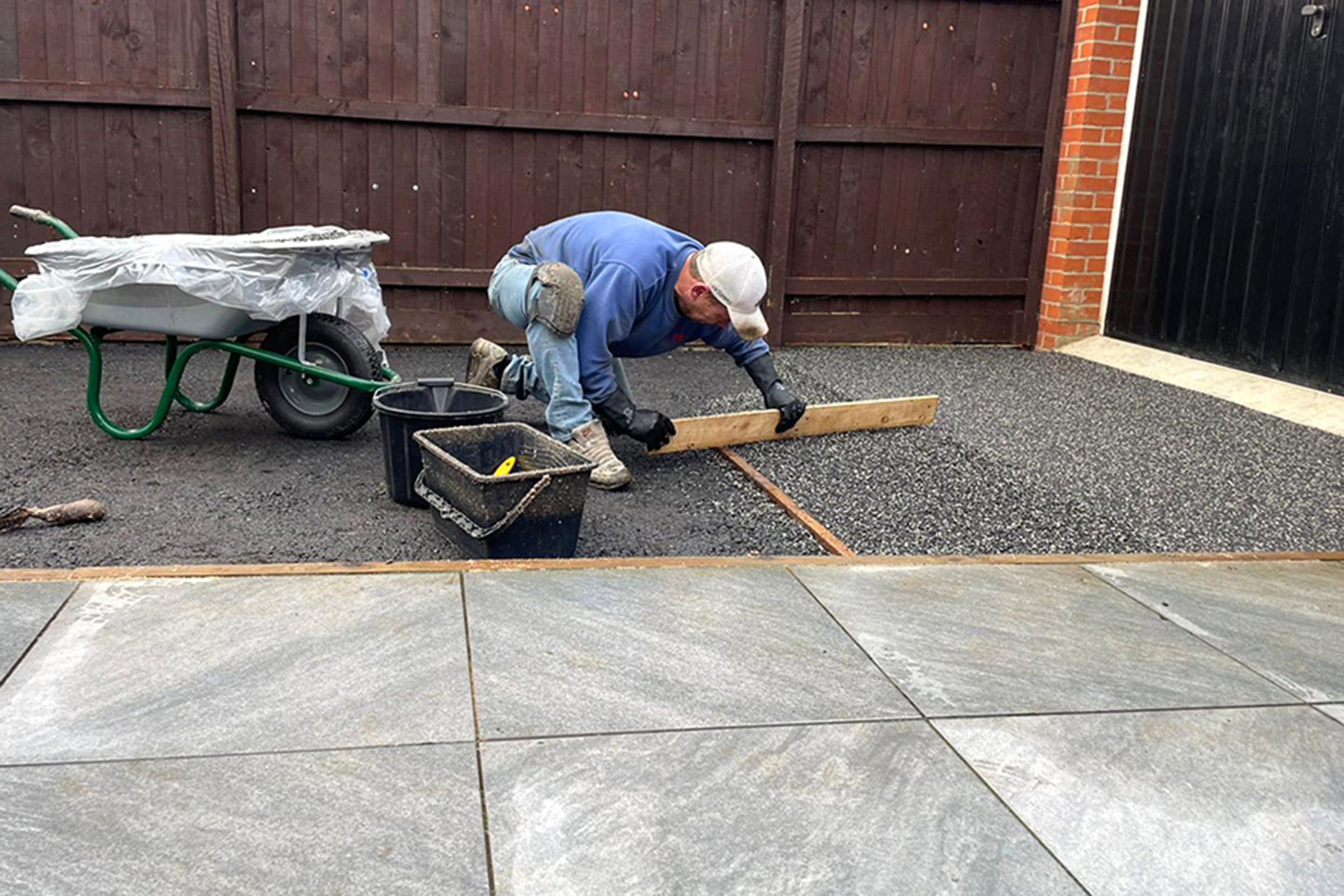 Contractor in Thrapston, Northants, installing a resin bound driveway