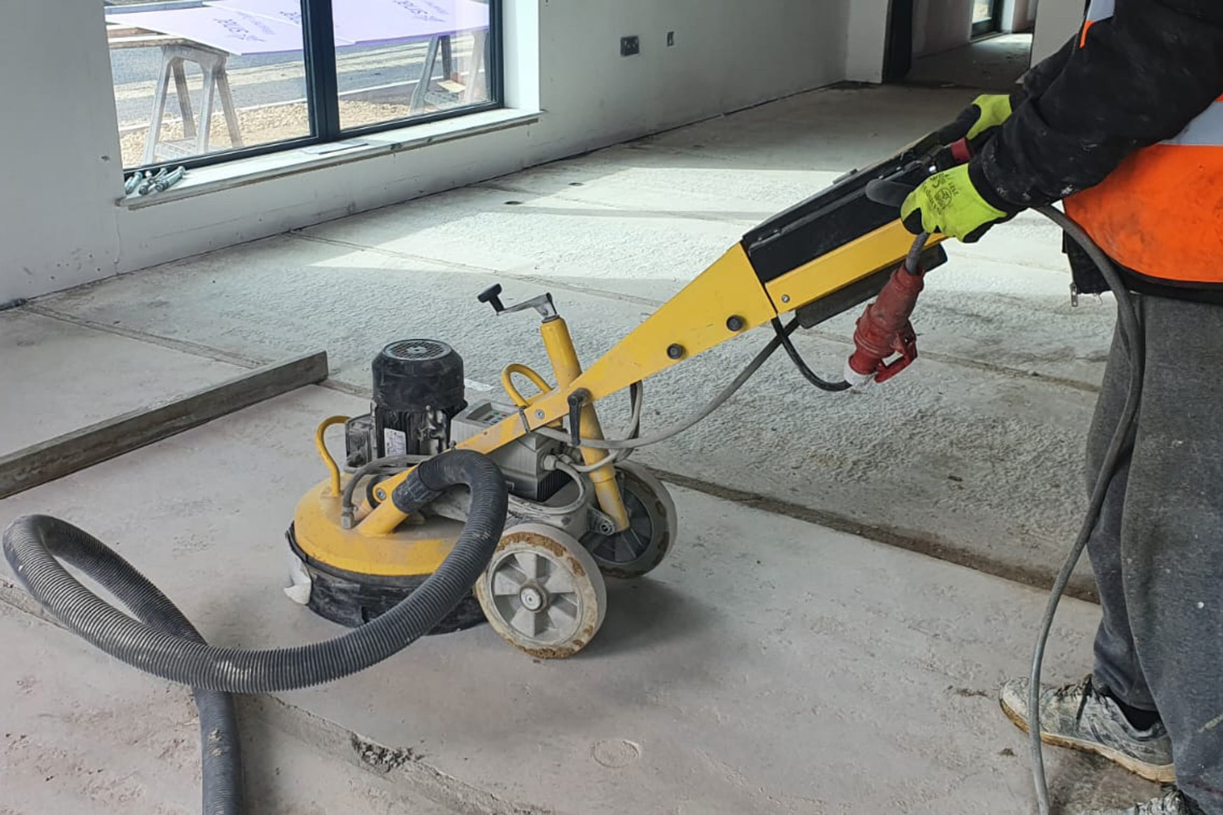 Floor screed contractor using a diamond grinder