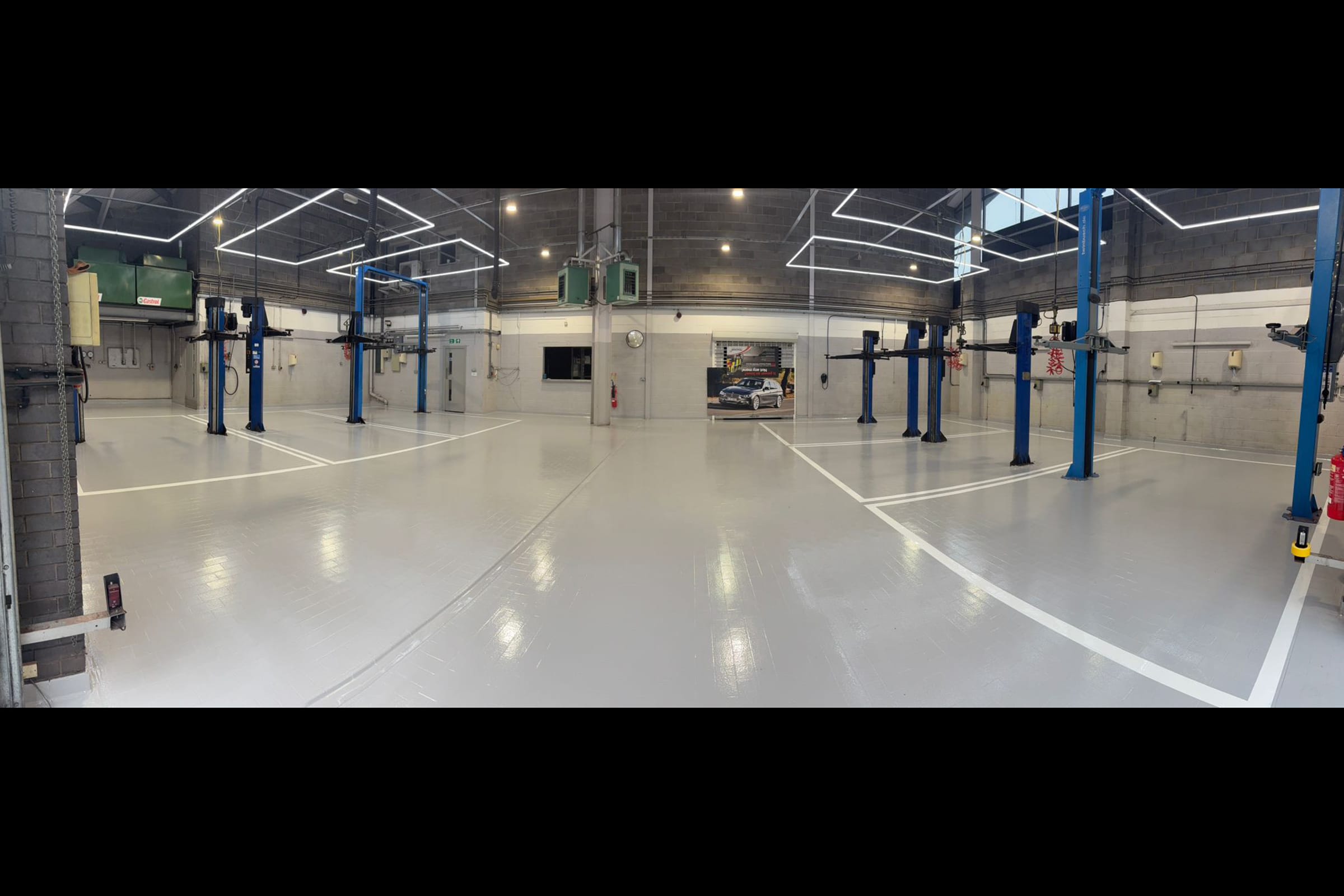 Epoxy resin coating – BYD car garage workshop in Kettering Finished epoxy resin coating at a garage workshop in Kettering