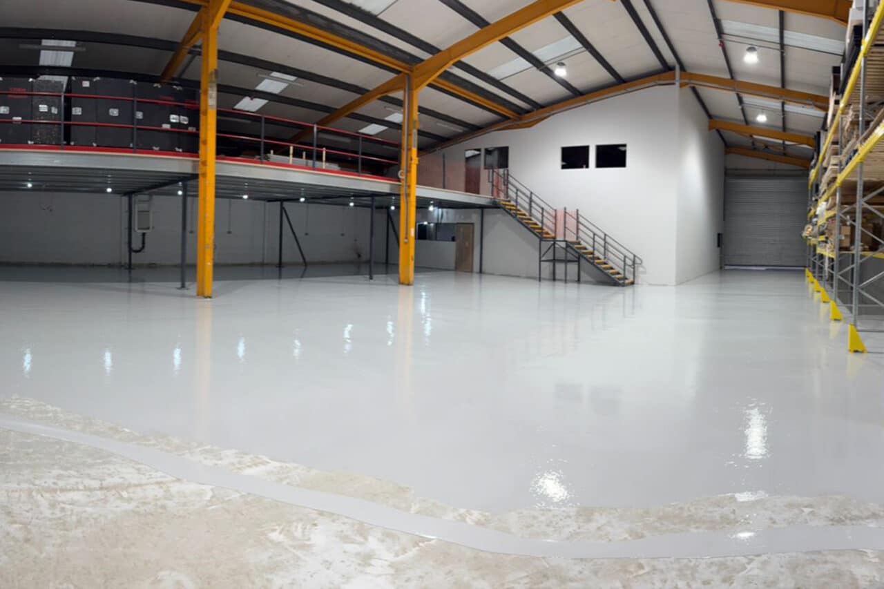 Floor screed contractor using a vacuum assisted diamond concrete grinder